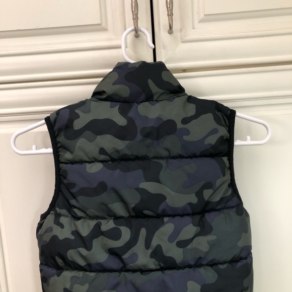 GAP kids camoflage puffer vest - Picture 7 of 12
